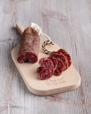 Llonganissa de Pagès pieza, se muestra el corte sobre tabla de madera de haya