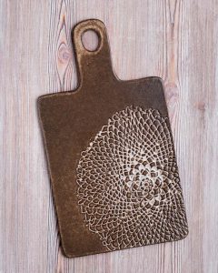 Tabla de ceramica oscura con grabado