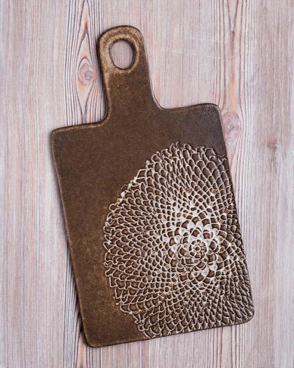 Tabla de ceramica oscura con grabado