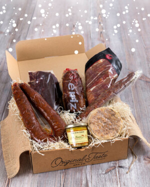 Cesta Gourmet chorizo de león, jamón ibérico, lomito ibérico, cecina de león, queso de oveja, foie y fuet