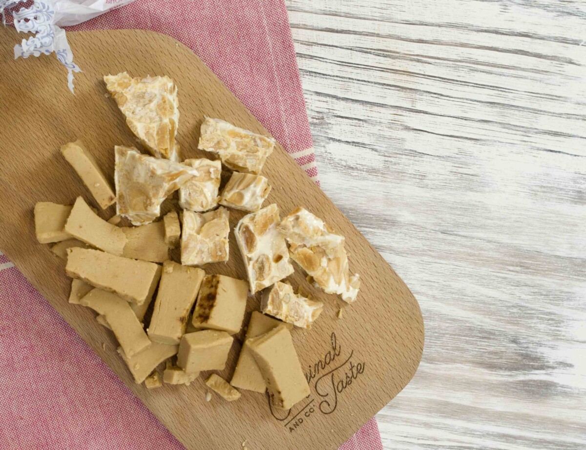 tabla con turron de jijona y durron a la piedra