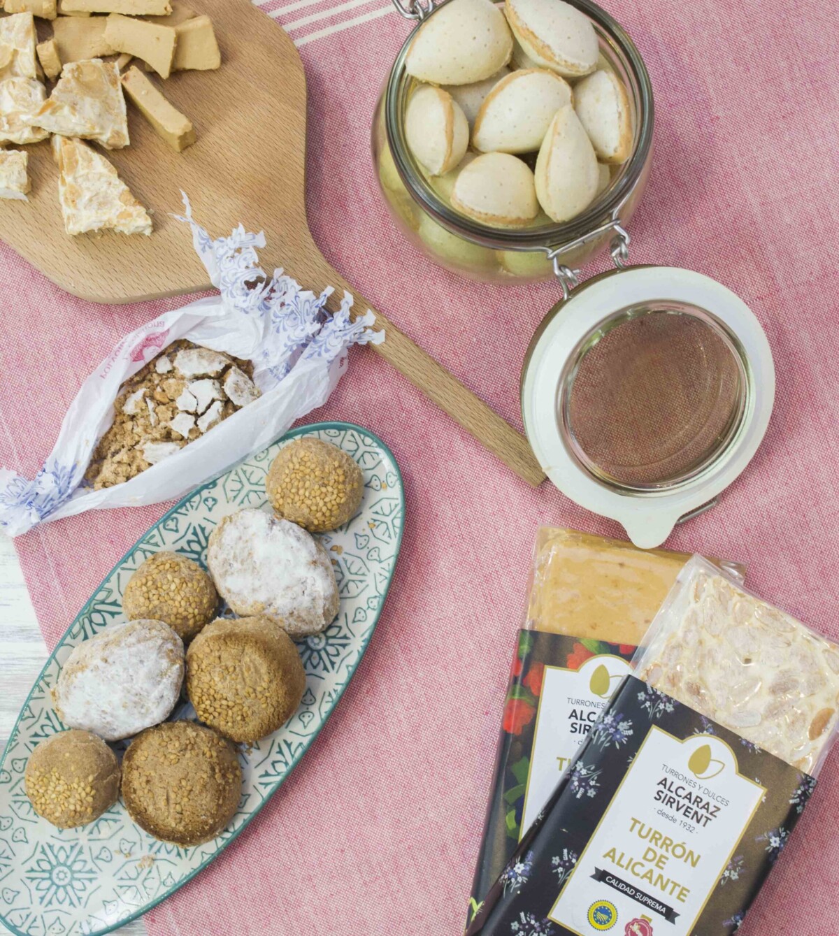 mesa presentada de NAvidad con polvorones, turrones y almendritas rellenas