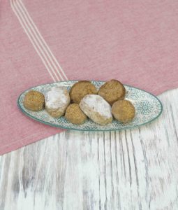 Plato con surtido de polvorones y mantecados artesanos